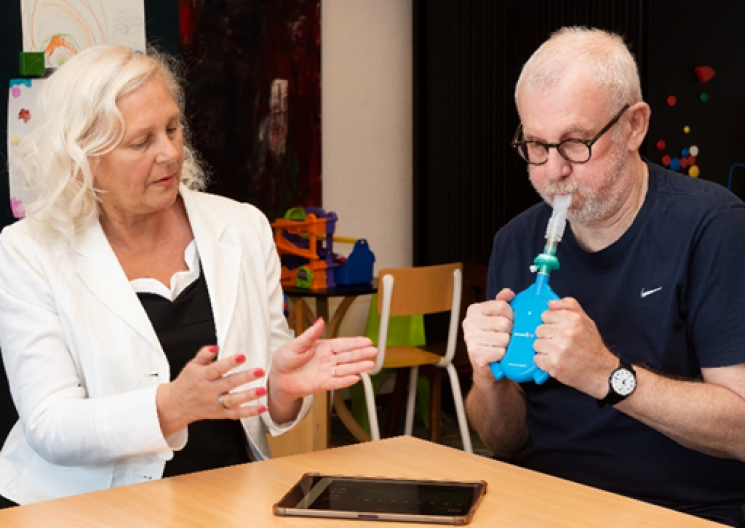 Een foto van Jasmina Apostolovic die aan het werken is met een man.